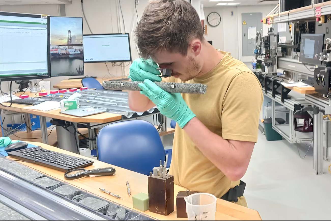 Rémi Coltat, del IACT-CSIC de Granada, estudiando los materiales extraídos por el JOIDES Resolution