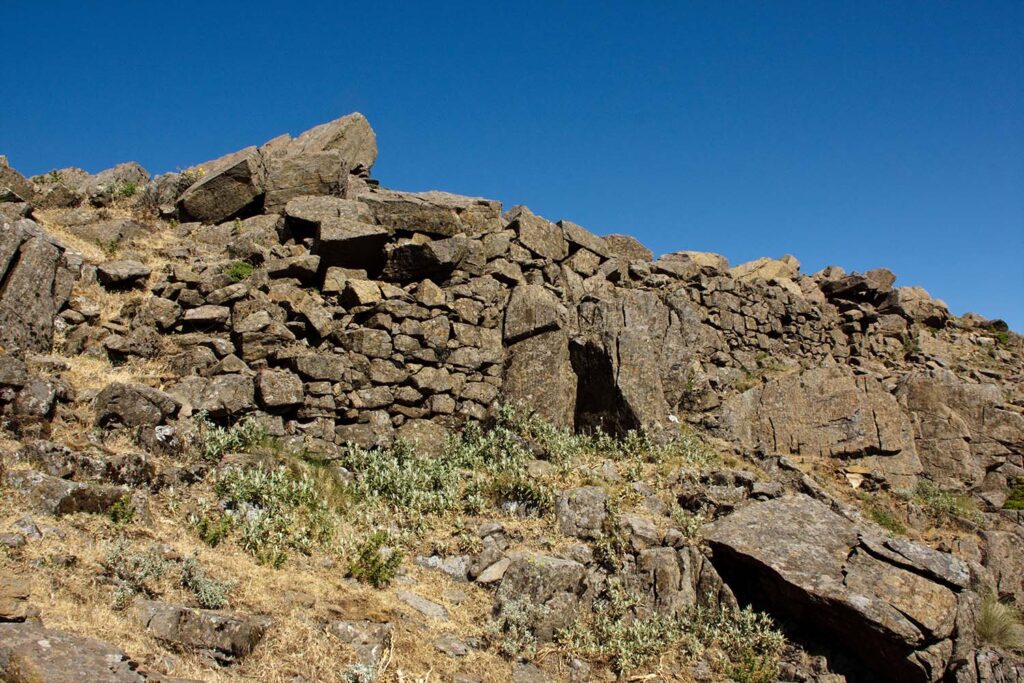 Fortaleza en el Cerro del Castellón, Sierra Bermeja ss. IX y XVI (Fotografía: Javier Martos)