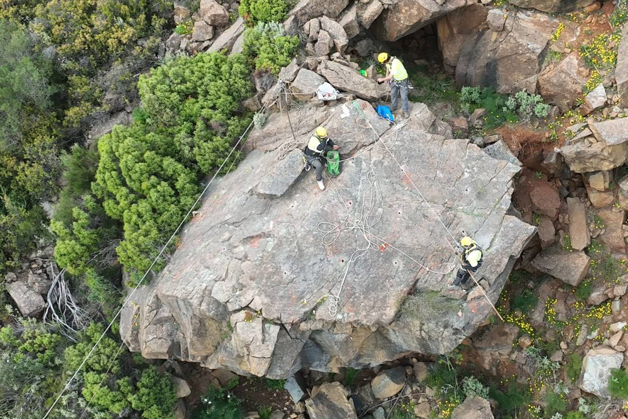 Trabajos verticales en Sierra Bermeja para la reparación de la A-397