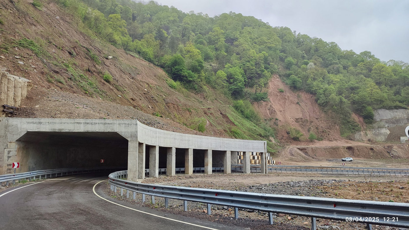 Estructura de hormigón tipo 'Rock shed' en la E60 Highway de la República de Georgia (Autor: Juan Carlos Romero Silva)