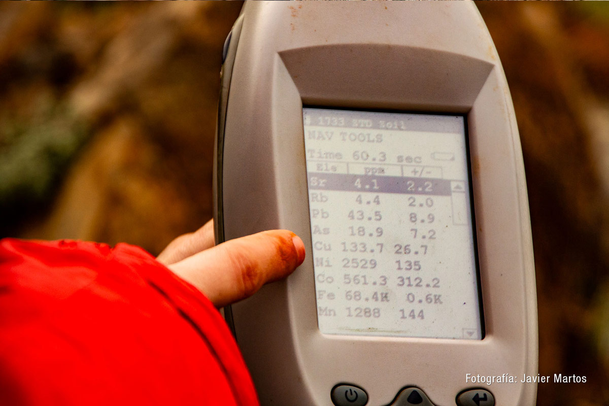 Mediciones en ppm de distintos elementos en peridotitas (Fotografía: Javier Martos)